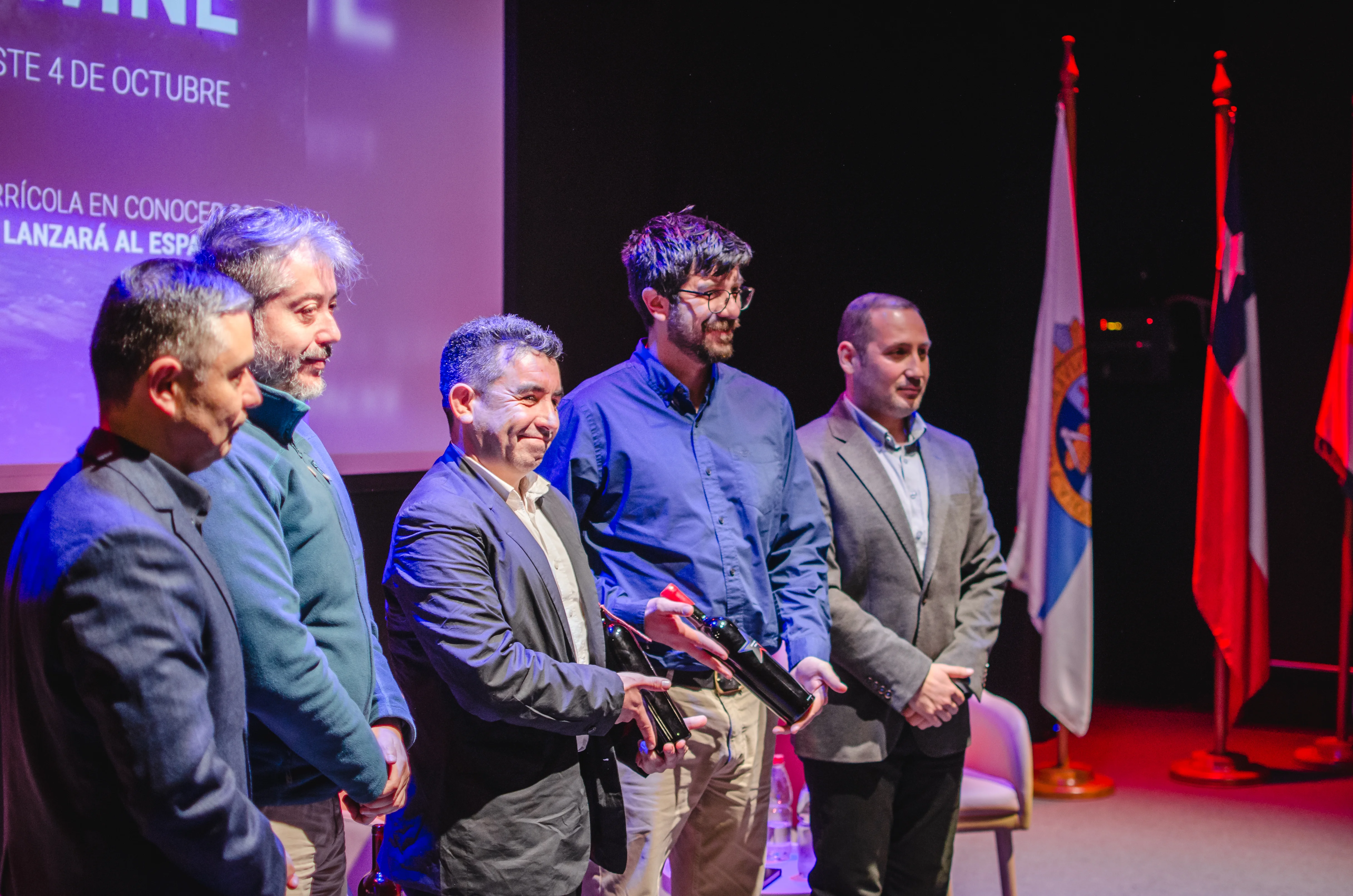 Panel de expertos presentando la botella Star Wine en World Space Week 2023